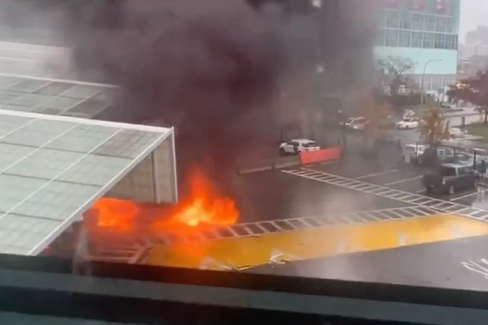 Un auto explotó al estrellarse contra una barrera de control en la frontera entre estados Unidos y Canadá. Imagen:captura de video.