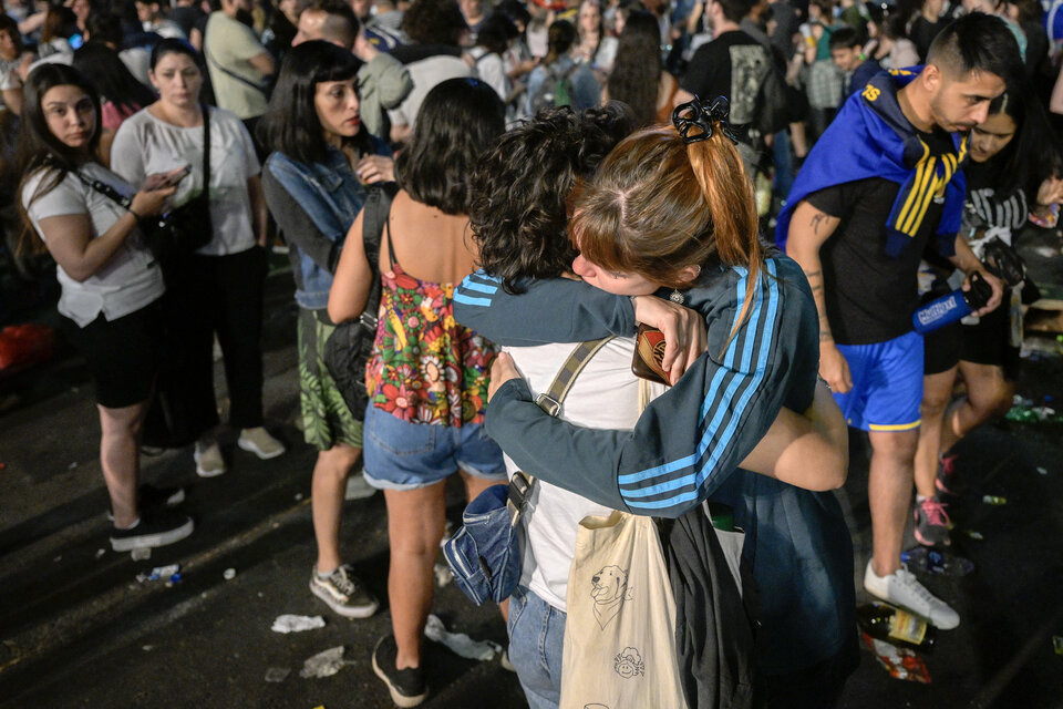 Dos jóvenes se abrazan, llorando, el día en que Javier Milei ganó el balotaje. (Fuente: Leandro Teysseire)
