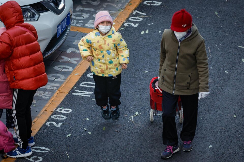 Alerta en China por una extraña neumonía que afecta a niños y tiene en vilo a la OMS. (Fuente: EFE)