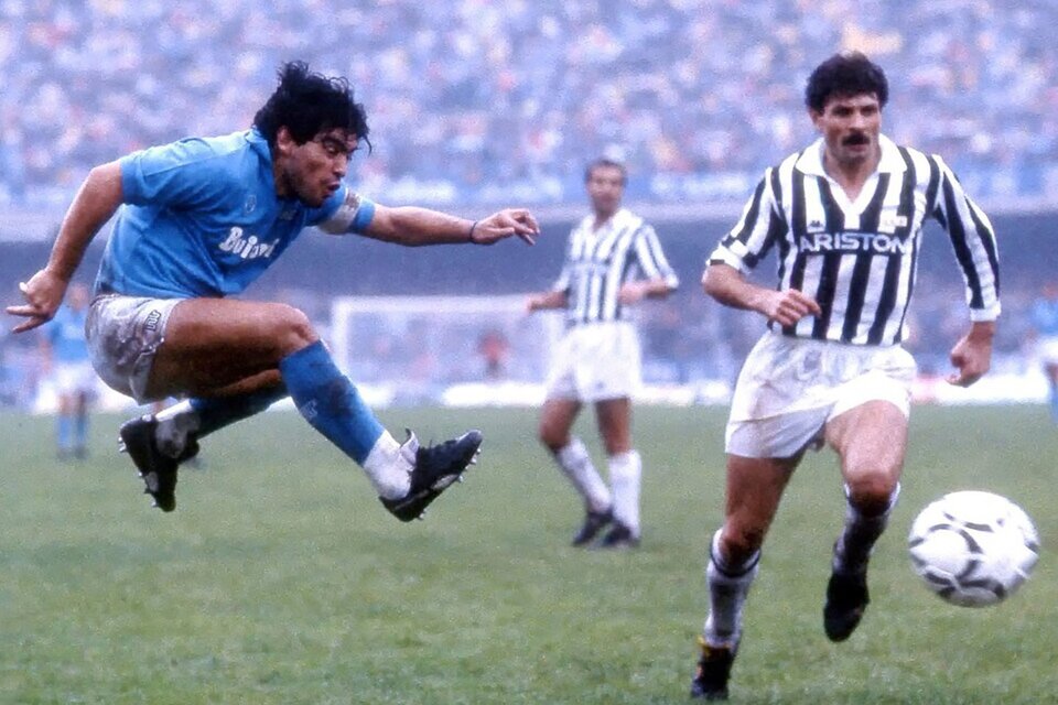 Maradona jugando un partido ante la Juventus en Italia (Fuente: AFP)