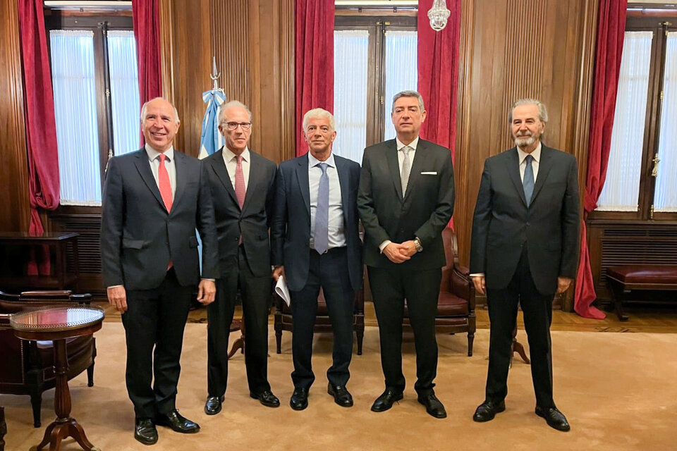 Mariano Cúneo Libarona con los cuatro miembros de la Corte Suprema. (Fuente: NA)