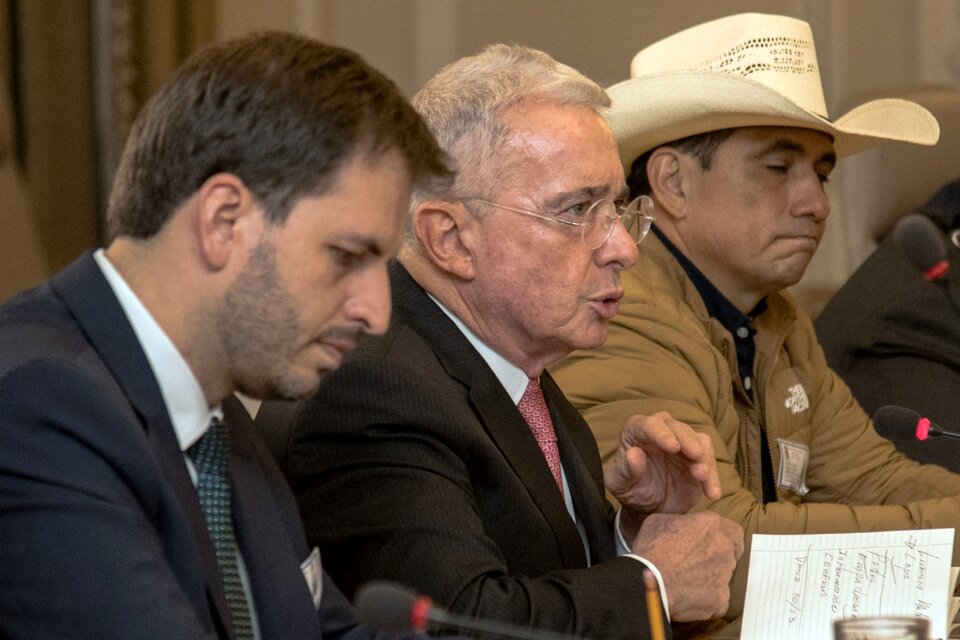 Uribe (centro) acusado de complicidad de una masacre de campesinos. (Fuente: AFP)