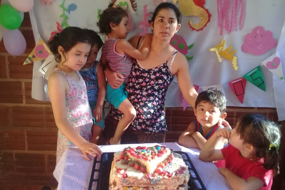 Laura Villaba con sus hijos e hijas