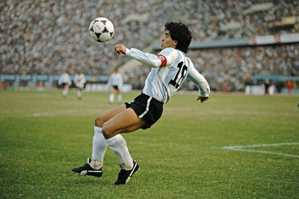 Diego, la pelota, la camiseta 10 y la cinta de capitán, un legado para siempre (Fuente: AFP)