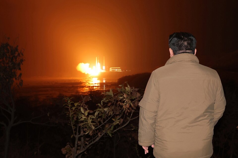 Kim Jong-un observa el lanzamiento del satélite, (Fuente: EFE)