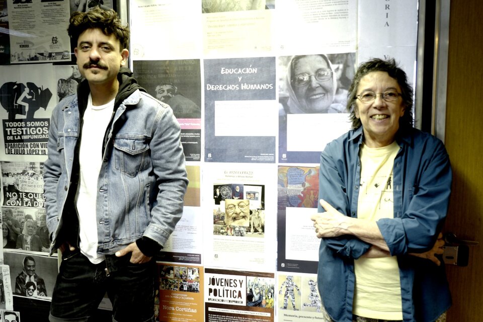 La coordinadora del Archivo, Graciela Blancat, junto a Rodrigo Aguero, miembro del equipo.