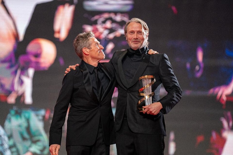 El danés Mads Mikkelsen recibió en la inauguración un premio a la trayectoria de manos de su colega Willem Dafoe. 