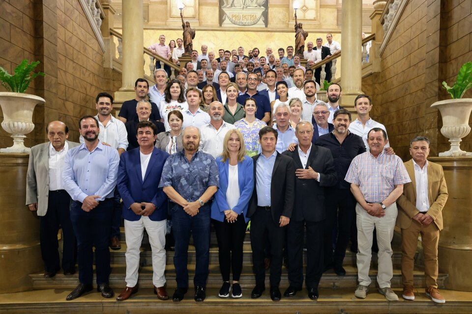 Axel Kicillof y Veronica Magario junto a los intendentes bonaerenses de Unión por la Patria.