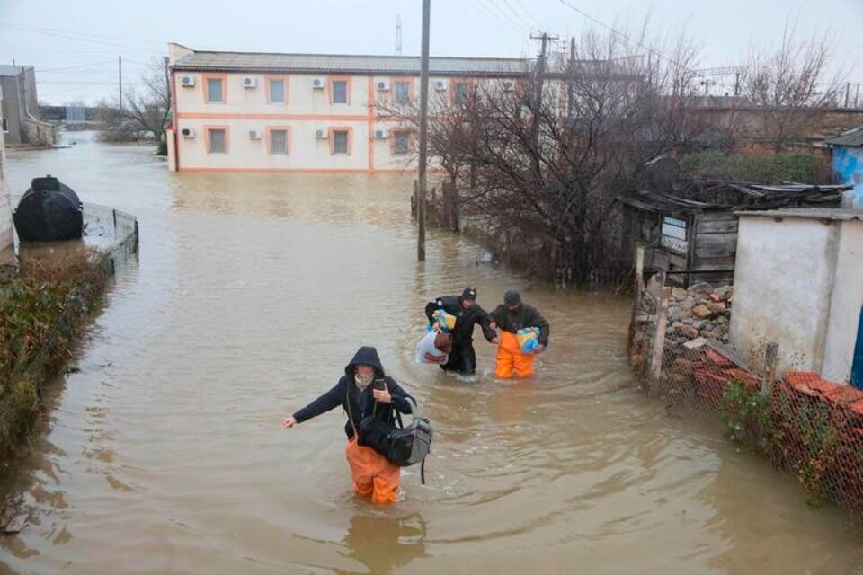 Evacuados en Crimea, Rusia; hubo afectados también en Ucrania.