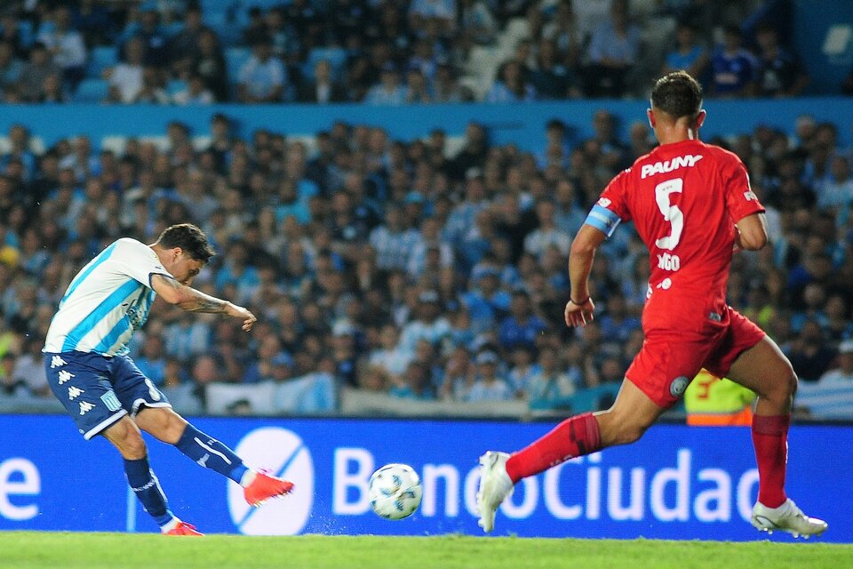 Quintero saca el latigazo del 2-0. Un zurdazo inatajable para Losada (Fuente: Fotobaires)