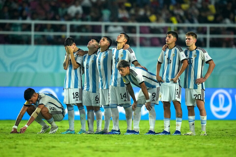 El dolor de los pibes argentinos una vez finalizada la tanda de penales (Fuente: Prensa FIFA)