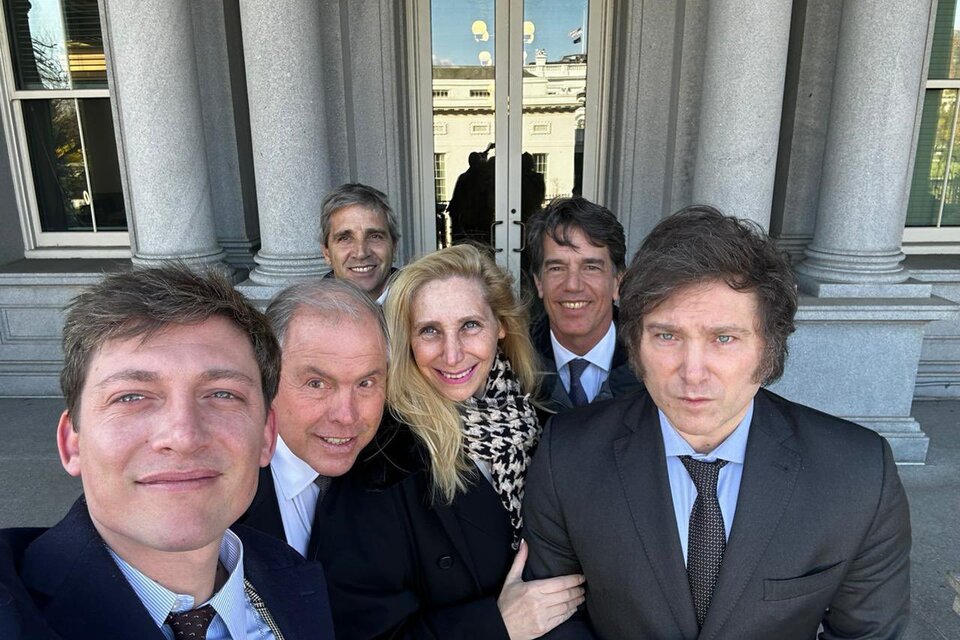 "Selfie" a la salida de la Casa Blanca. Caras sonrientes, salvo Javier Milei en su pose habitual.