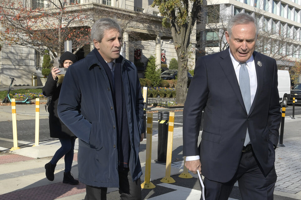 Luis Caputo junto al embajador norteamericano, Marc Stanley, durante la gira por Washington del nuevo gobierno. (Fuente: EFE)