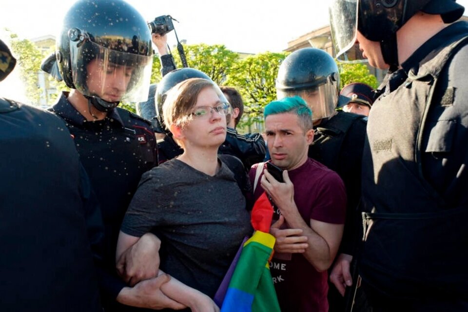La policía detiene a un manifestante durante una marcha del Día contra la Homofobia en San Petersburgo en 2019. (Fuente: AFP)