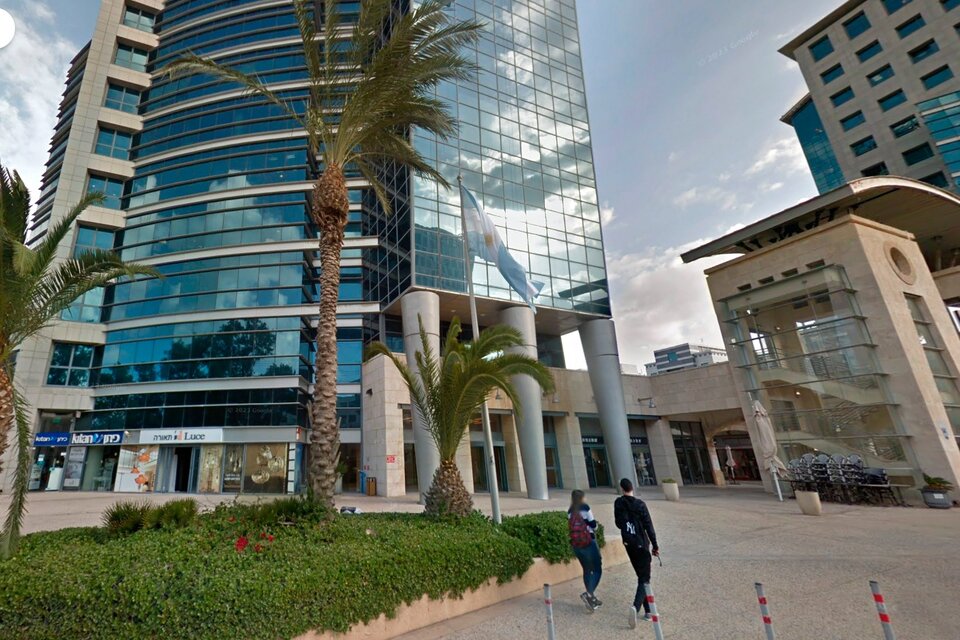 La fachada de la embajada argentina en Tel Aviv.  (Fuente: Street View)