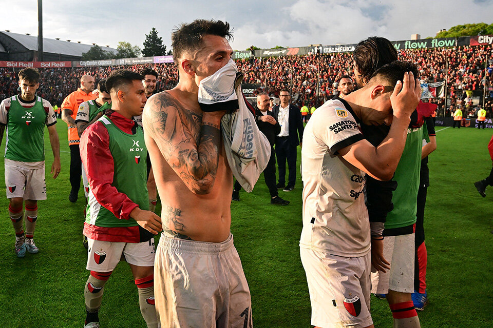Los jugadores de Colón se retiran de la cancha tras la derrota. (Fuente: Sebastián Granata)
