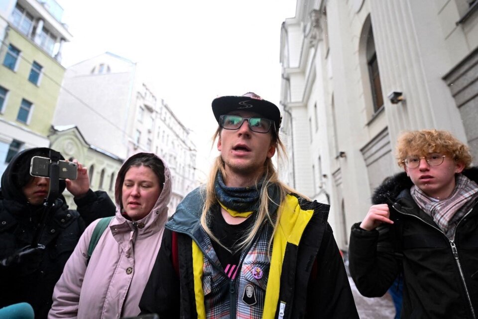 Representantes de la comunidad LGBTQ tras conocerse el fallo de la Corte Suprema de Rusia, que prohibió sus actividades y los consideró grupo "extremista". (Fuente: AFP)