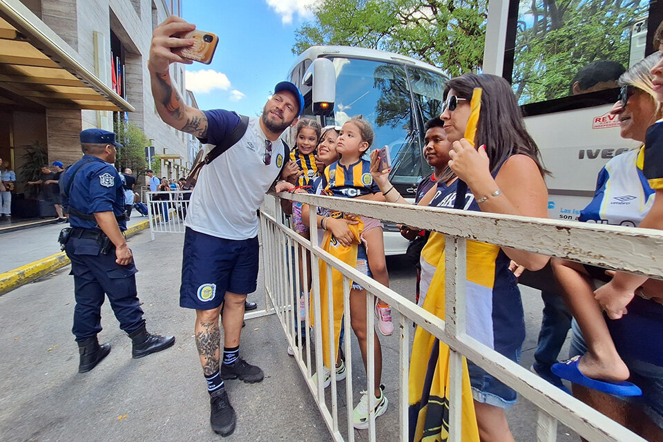 Broun con hinchas en Salta.