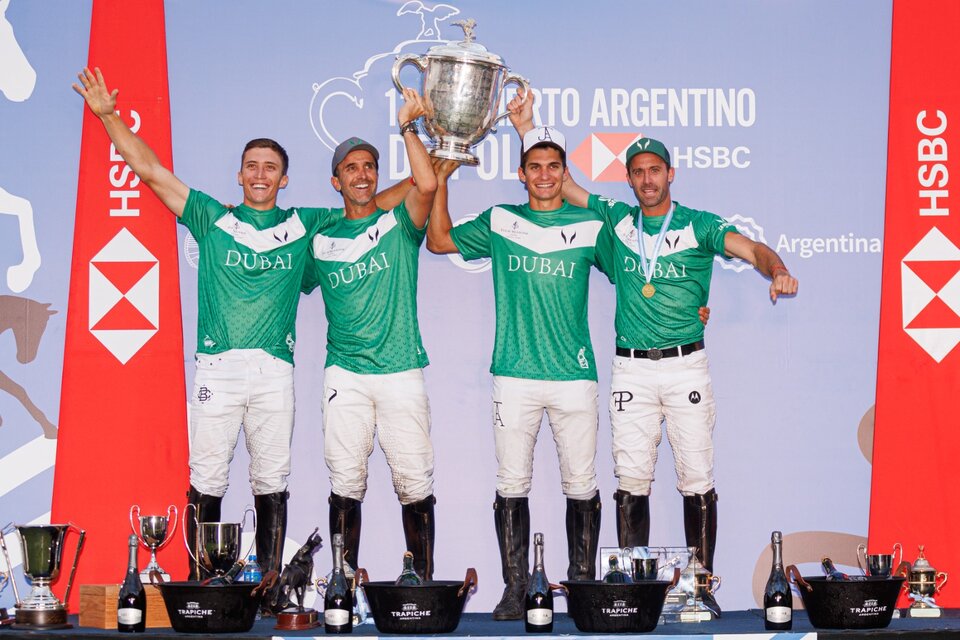 Los campeones en Palermo levantan la Copa  (Fuente: Matías Callejo / Prensa AAP)