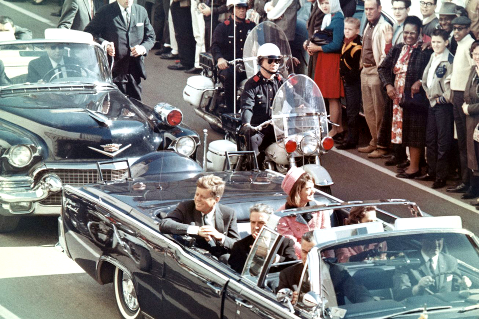 El presidente Kennedy en su limusina en Dallas, Texas, minutos antes del asesinato. 