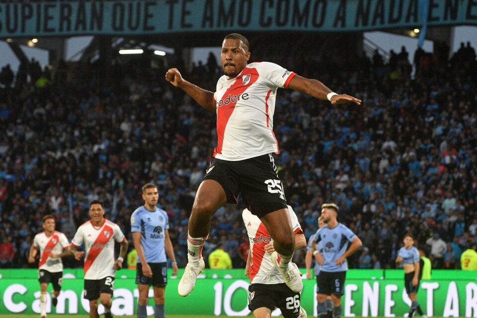 Rondón salta para festejar el primero gol de River (Fuente: Télam)
