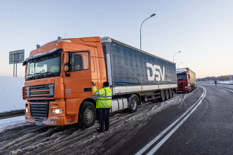 Camioneros polacos cortan el paso de sus pares ucranianos.  (Fuente: AFP)