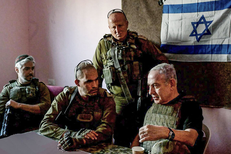 Imagen de Netanyahu el 26 de noviembre junto a soldados en Gaza.  (Fuente: AFP)