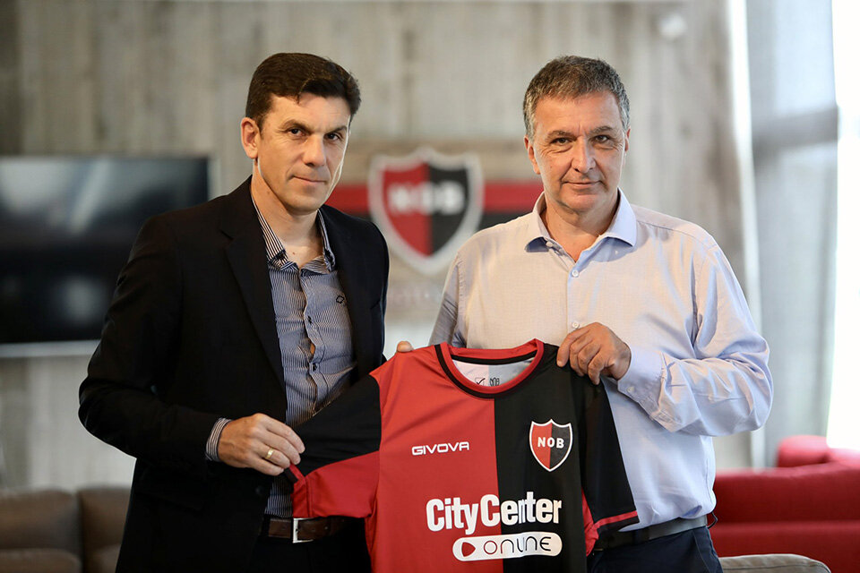 Mauricio Larriera y el presidente de Newell's Ignacio Astore. (Fuente: PRENSA CANOB)