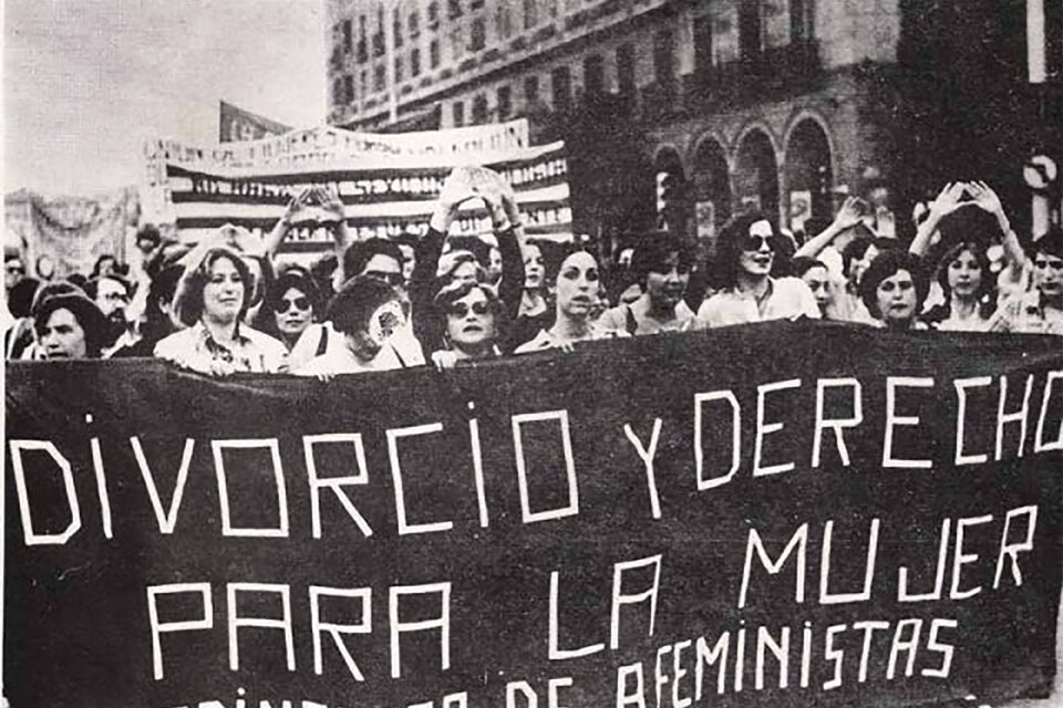 Una manifestación feminista en demanda del divorcio vincular anulado por la dictadura de 1955. (Fuente: Archivo General de la Nación)