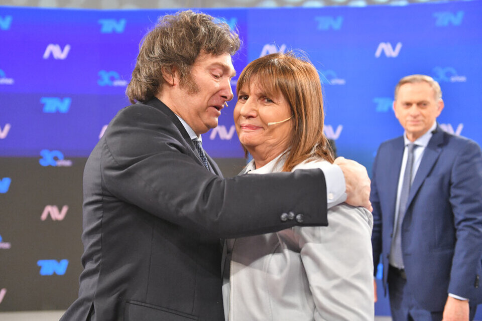 Javier Milei y Patricia Bullrich se abrazan tras sellar su acuerdo político antes del balotaje.