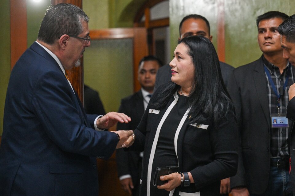Bernardo Arevalo saluda a una magistrada de la Corte Suprema Electoral. (Fuente: AFP)