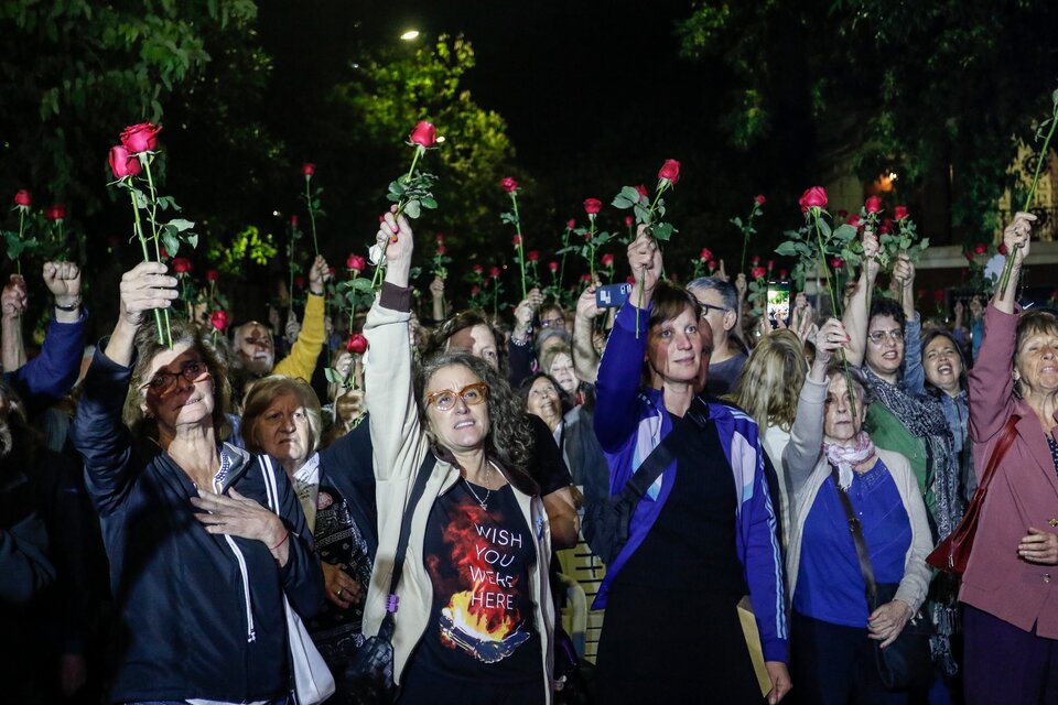 El símbolo de las rosas rojas fue levantado en el grito de "¡Presentes!", por los 30.000. (Fuente: Leandro Teysseire)