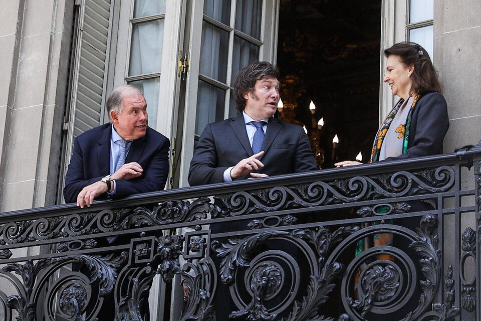 Javier Milei junto a Gerardo Werthein y Diana Mondino en un balcón del Palacio San Martín.  (Fuente: NA)
