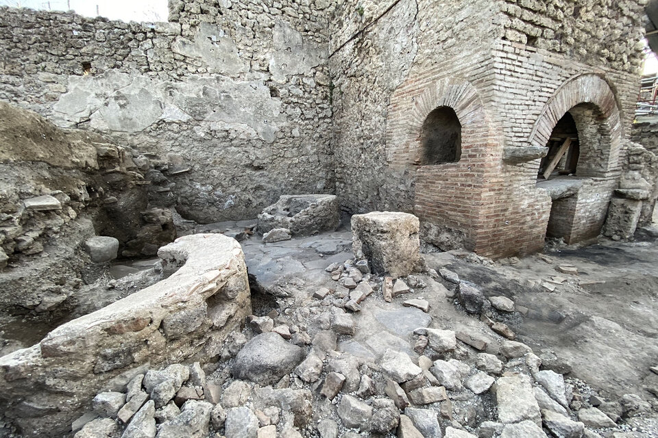 Restos de un "molino-prisión" donde esclavos y animales eran obligados a moler el grano durante jornadas "masacrantes" y que ha sido descubierto en el yacimiento arqueológico de Pompeya, la ciudad romana arrasada por la erupción del volcán Vesubio en el año 79 d.C.  (Fuente: EFE)