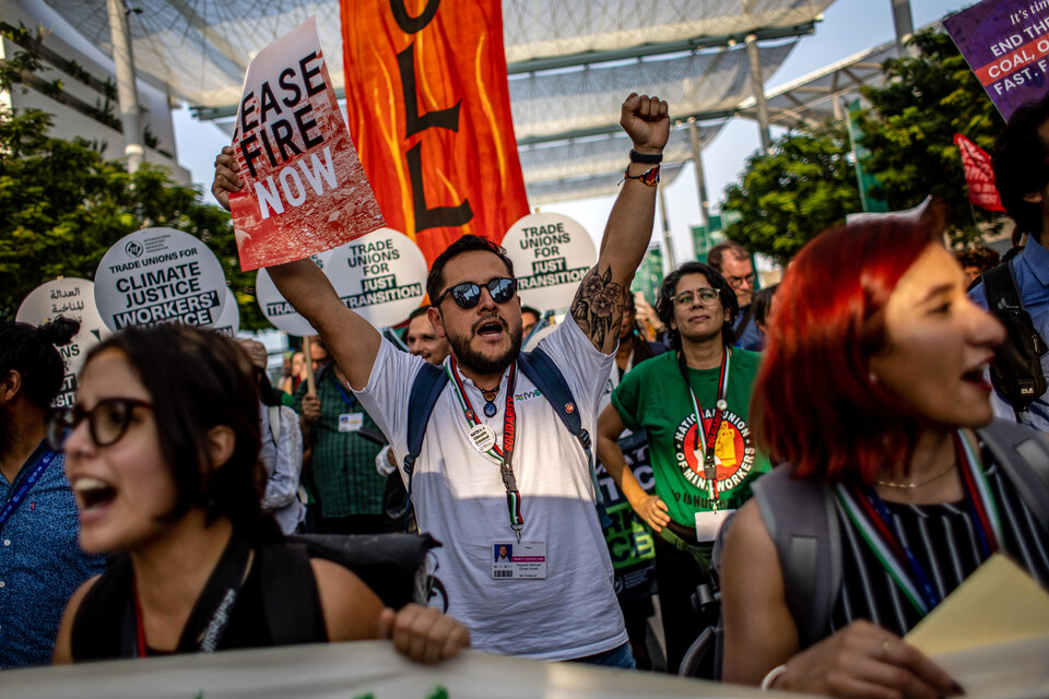 Marcha Mundial por la Justicia Climática y Alto el Fuego Ya en Expo City Dubai, sede de la COP28. (Fuente: EFE)