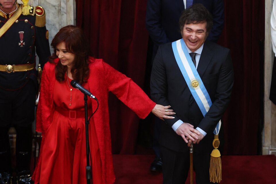 Cristina Kirchner sorprendida por la 'huella' canina en el bastón de Milei, en la transición presidencial. (Fuente: AFP)