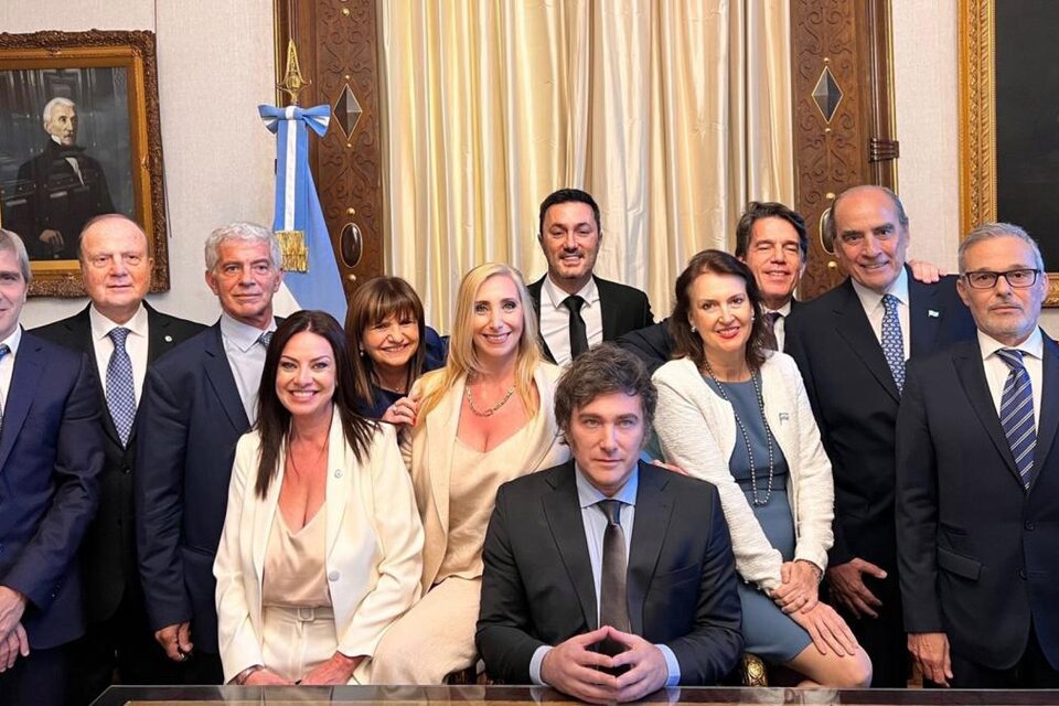 Milei junto a su nuevo gabinete y respectivos ministros (Fuente: AFP)