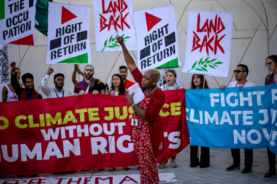 Una protesta de activistas contra el cambio climático en la cumbre de Dubai. (Fuente: EFE)
