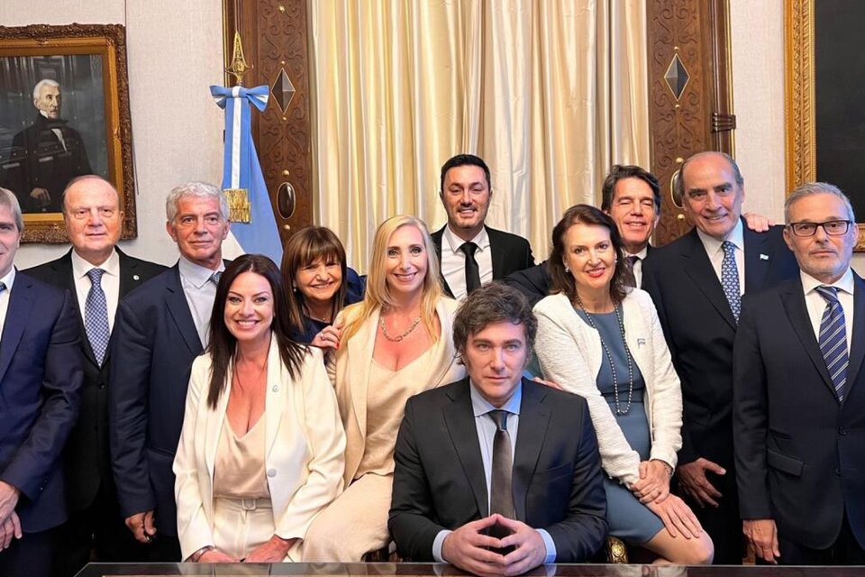 Los 9 ministros del Gabinete nacional de Javier Milei oficializados hoy en el Boletín Oficial. (Fuente: Prensa Presidencia)