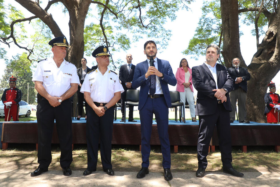 Pullaro y el ministro Cococcioni al presentar a la plana mayor de la Policía.