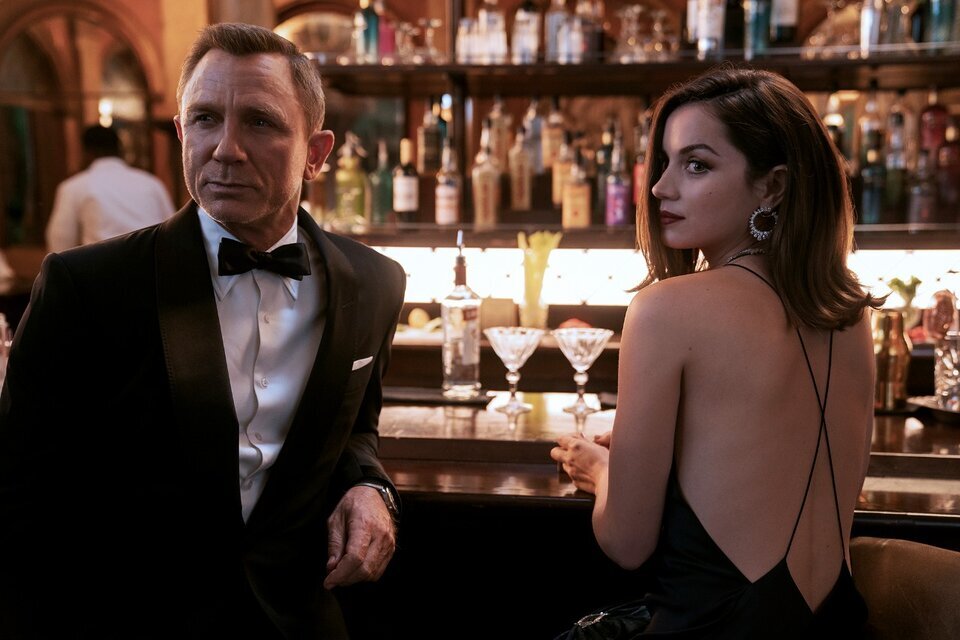 Daniel Craig y Ana de Armas en "Sin tiempo para morir".