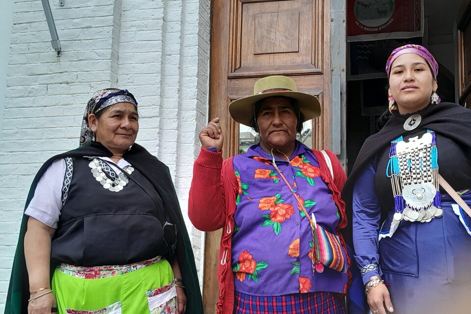 La Machi Betiana, María Nahuel junto a Aurora, del Tercer Malón de la Paz, en la puerta del INAI