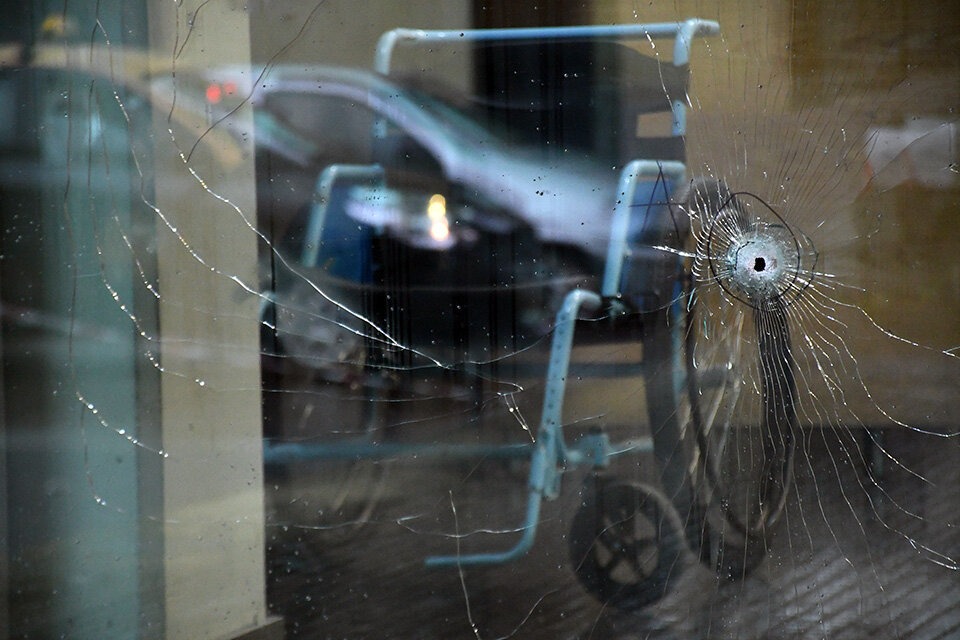 La fachada vidriada del Heca perforada por balas en represalia por el traslado de presos. (Fuente: Sebastián Granata)