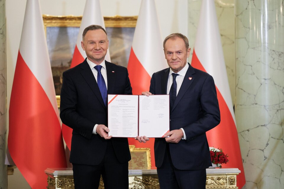 El presidente polaco Andrzej Duda (izq.) nombra a Donald Tusk como primer ministro. (Fuente: EFE)