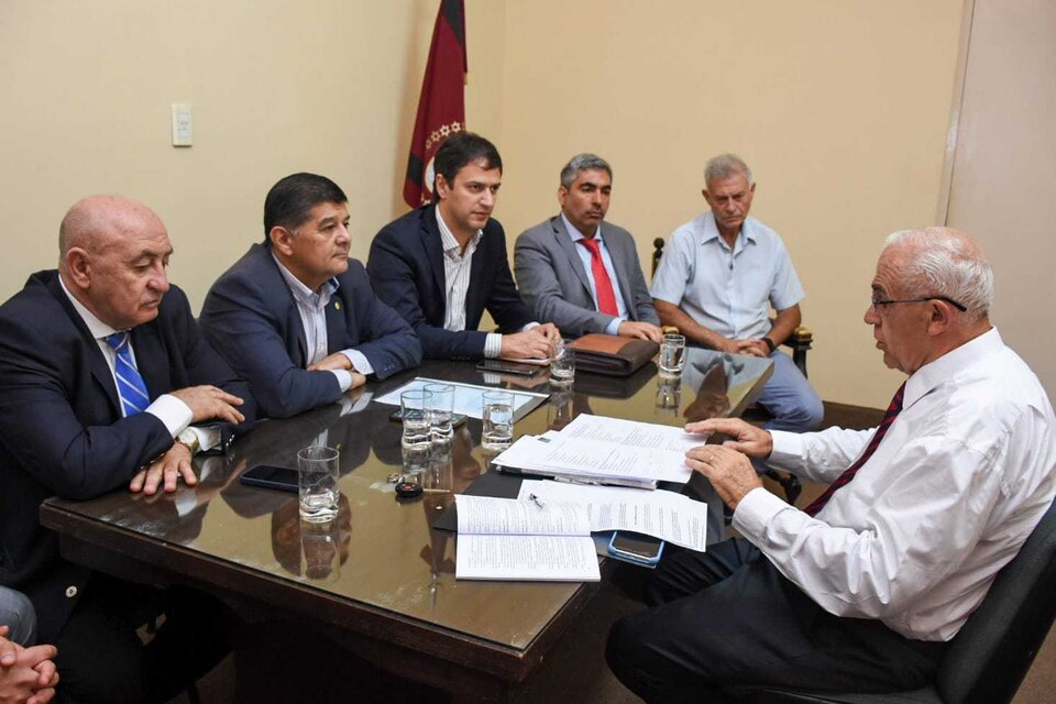 Pérez Alsina (derecha) en la reunión con la Comisión de Acuerdos. 