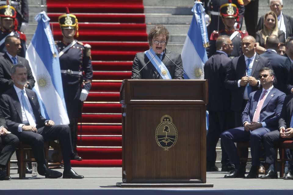 Javier Milei durante su discurso inaugural, de espaldas al Congreso. (Fuente: Leandro Teysseire)
