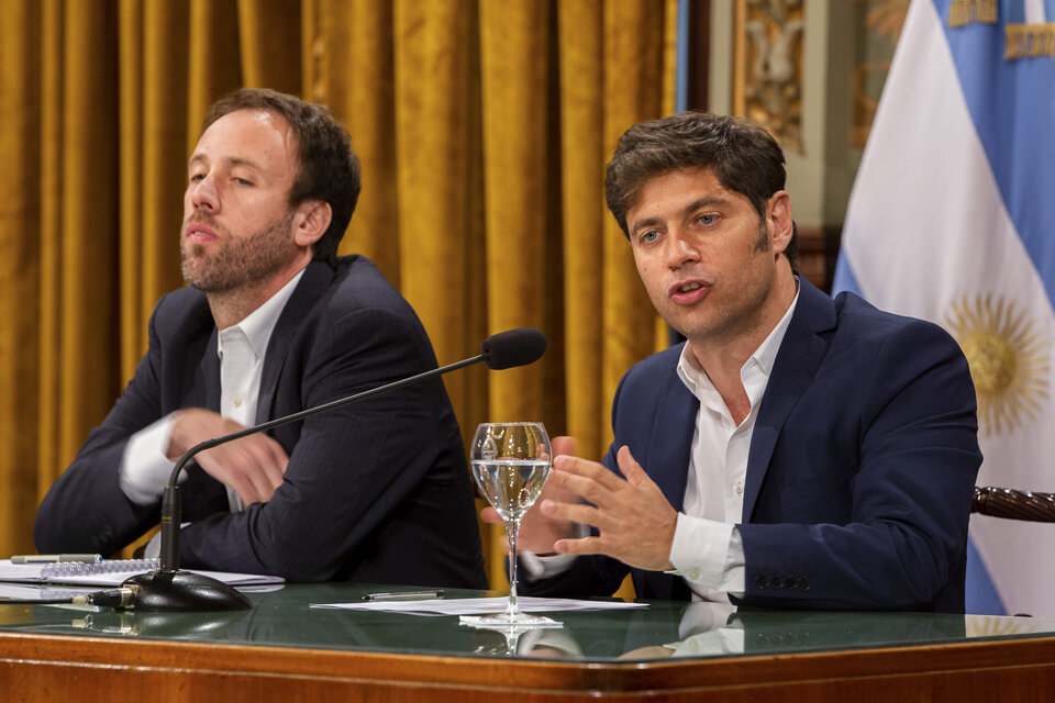 Axel Kicillof y el ministro de Hacienda, Pablo López. (Fuente: NA)