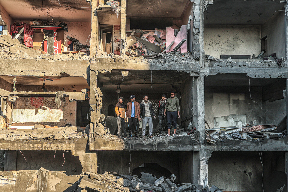 Palestinos inspeccionan un edificio semi destruido en Rafah, sur de Gaza. (Fuente: AFP)