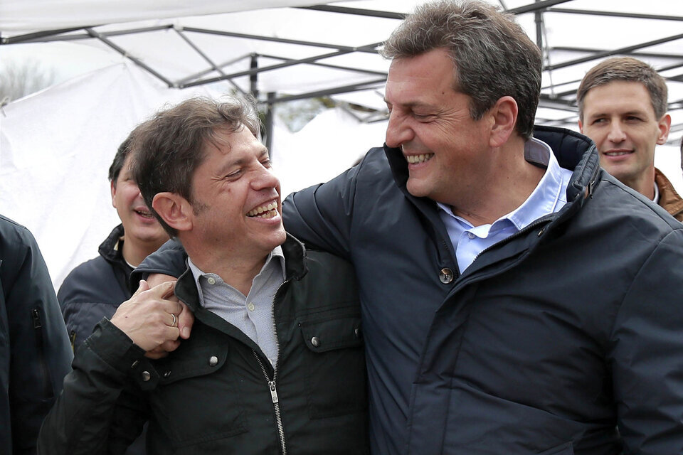 El abrazo entre el mandatario bonaerense y el excandidato a presidente durante la campaña.