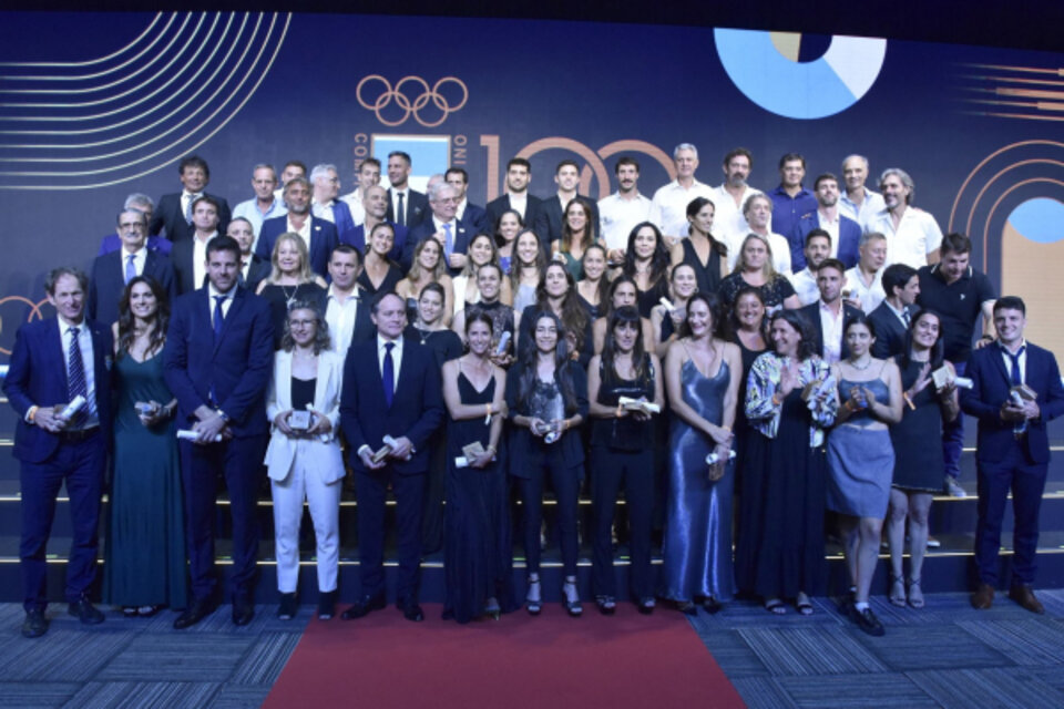 Los medallistas olímpicos en el escenario (Fuente: Prensa COA)